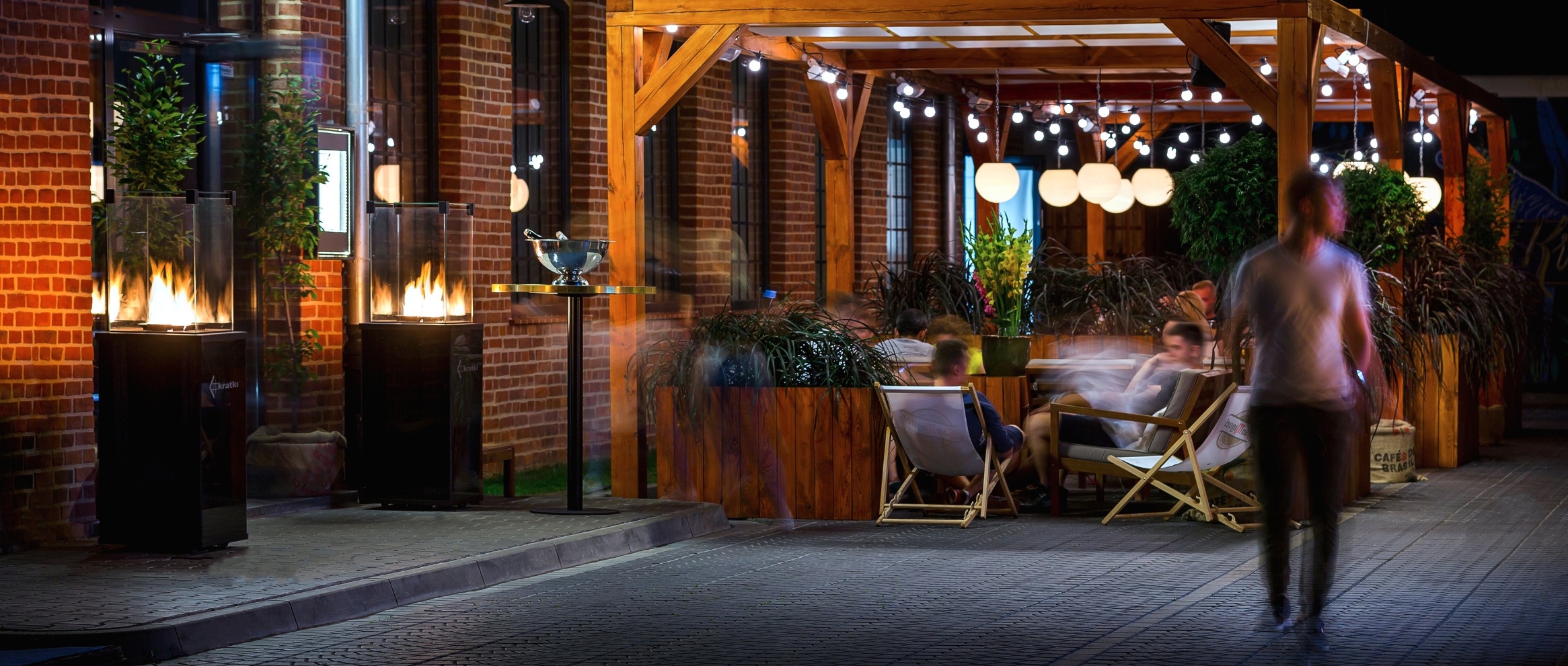 plinske grejalice ispred restorana - na ulaznim vratima, kibla sa moet flasom, premium lokal